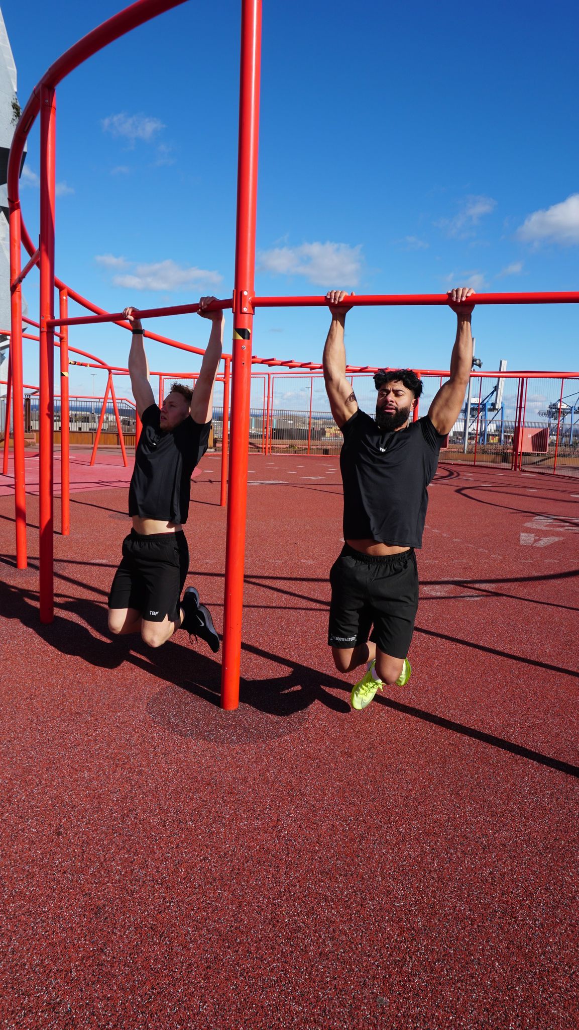 The Body Factory to mÃ¦nd tager pull ups ifÃ¸rt sort trÃ¦ningstÃ¸j