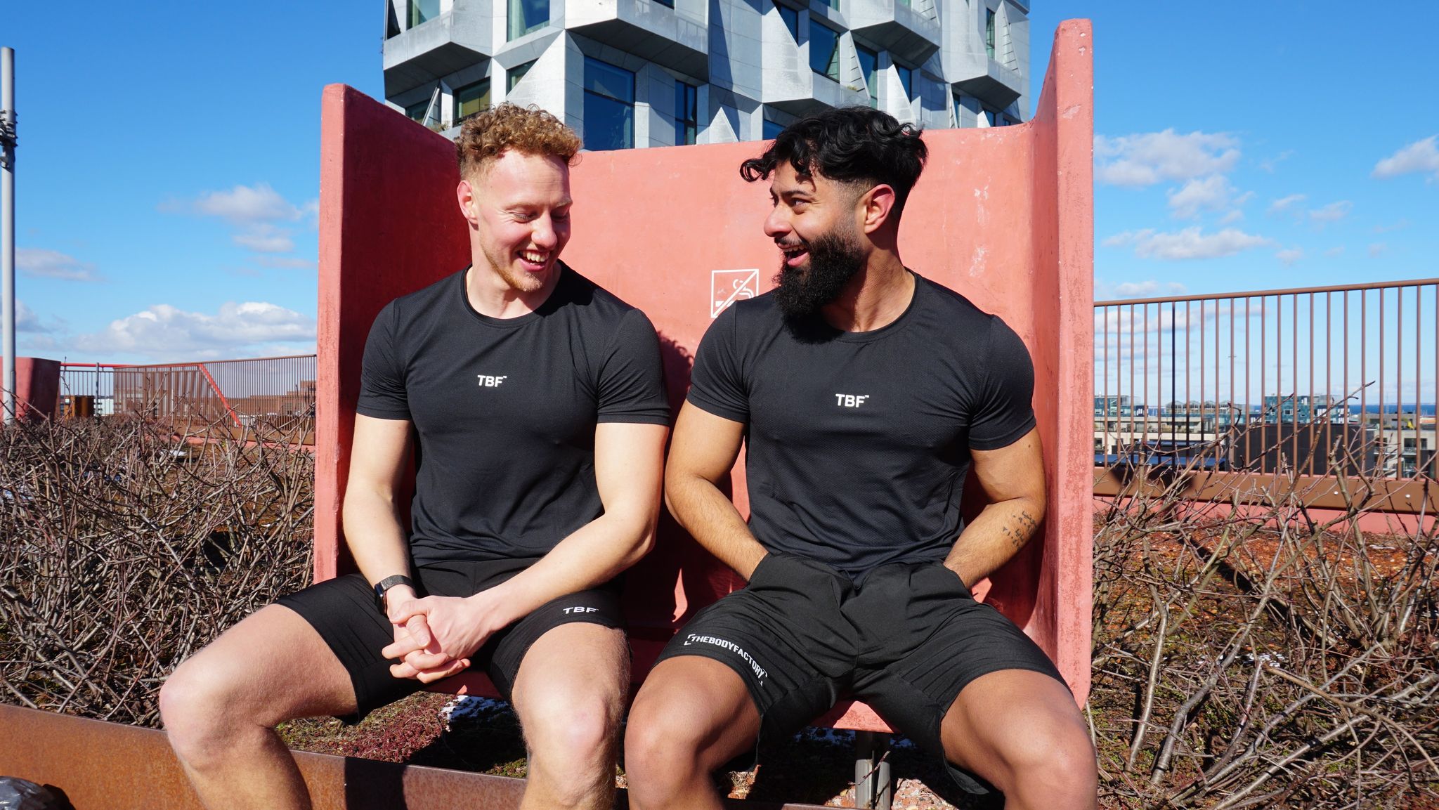 The Body Factory to mÃ¦nd pÃ¥ bÃ¦nk ifÃ¸rt sort sportstÃ¸j